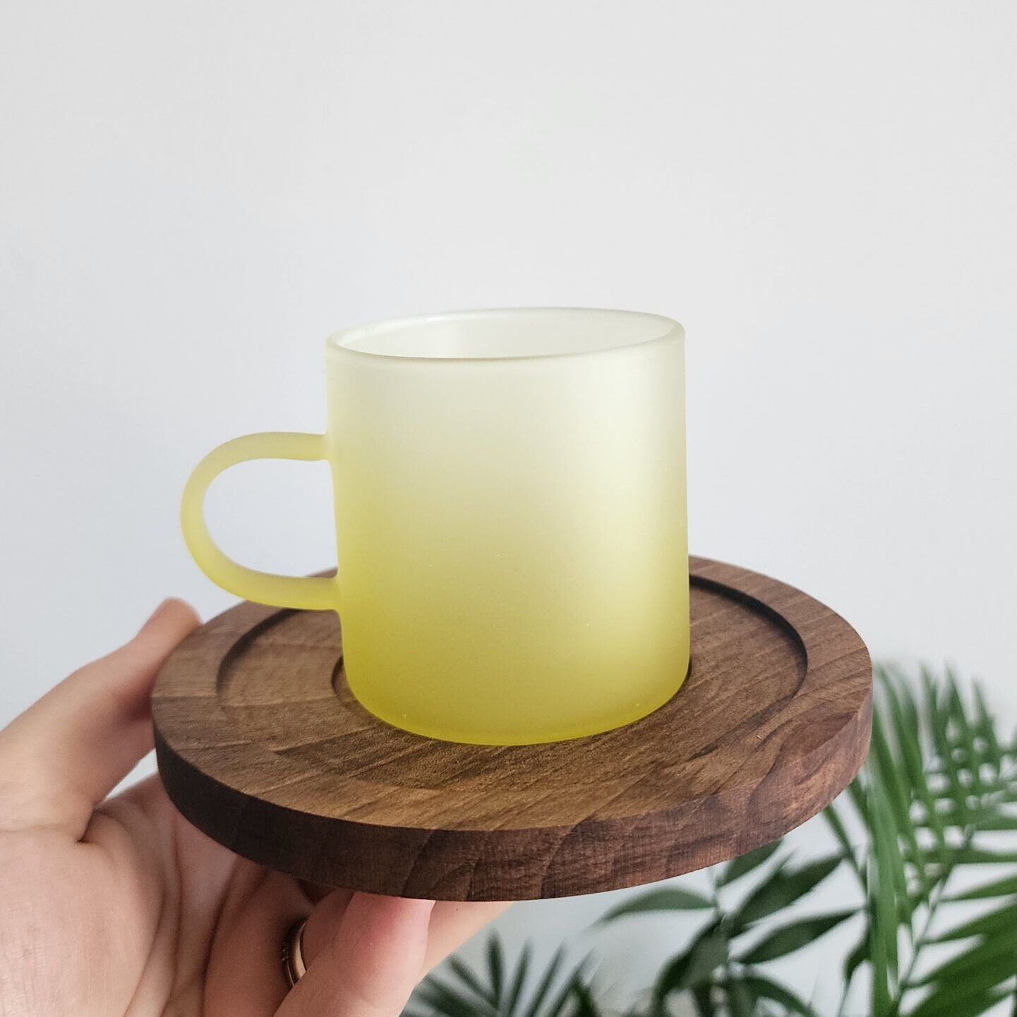 Sarı Renk Ahşap Tabaklı Buzlu Cam Kahve Fincanı 6x6cm