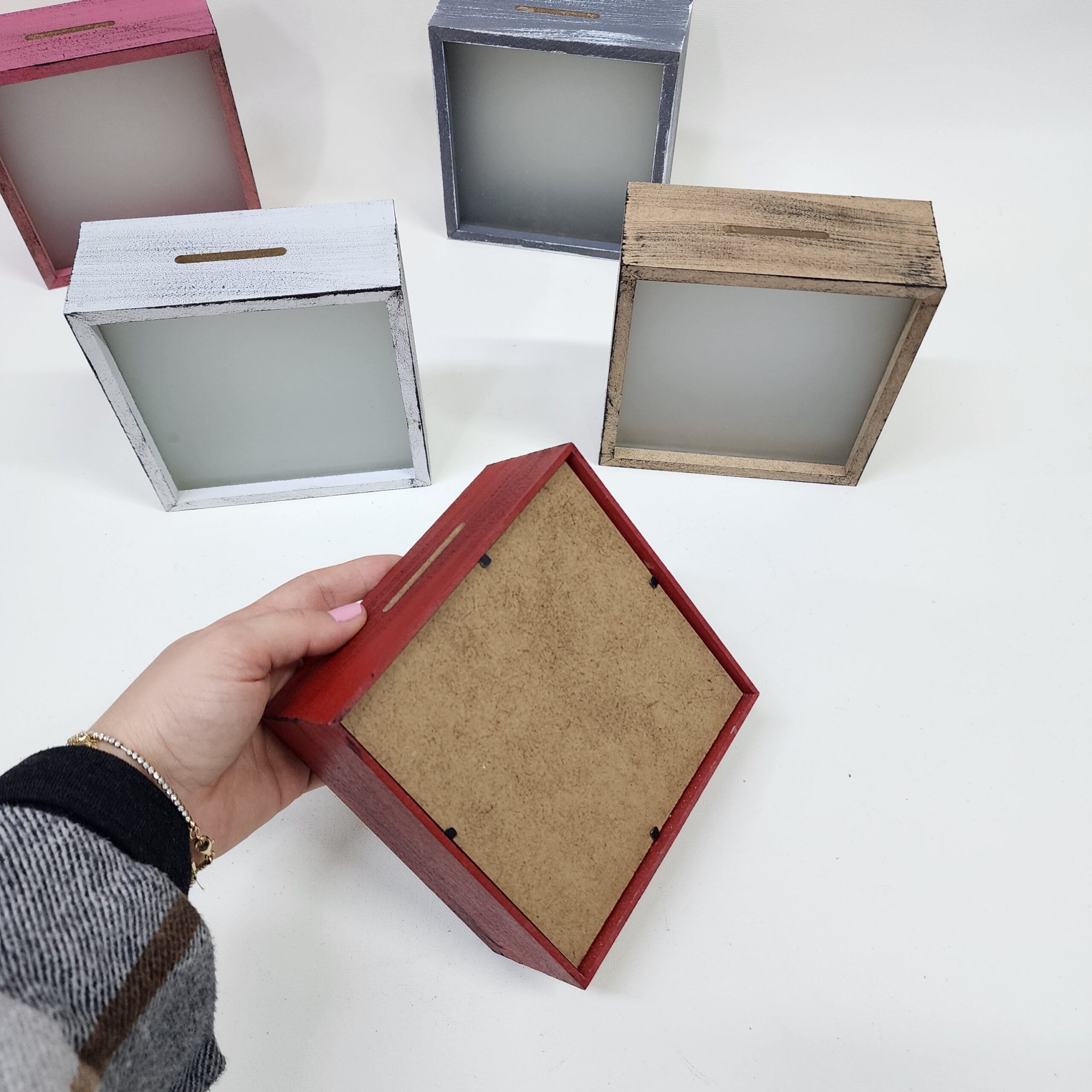 Kişiselleştirilebilir Ön Yüzü Buzlu Cam Ahşap Hazneli Kırmızı Kumbara - Görsel 2