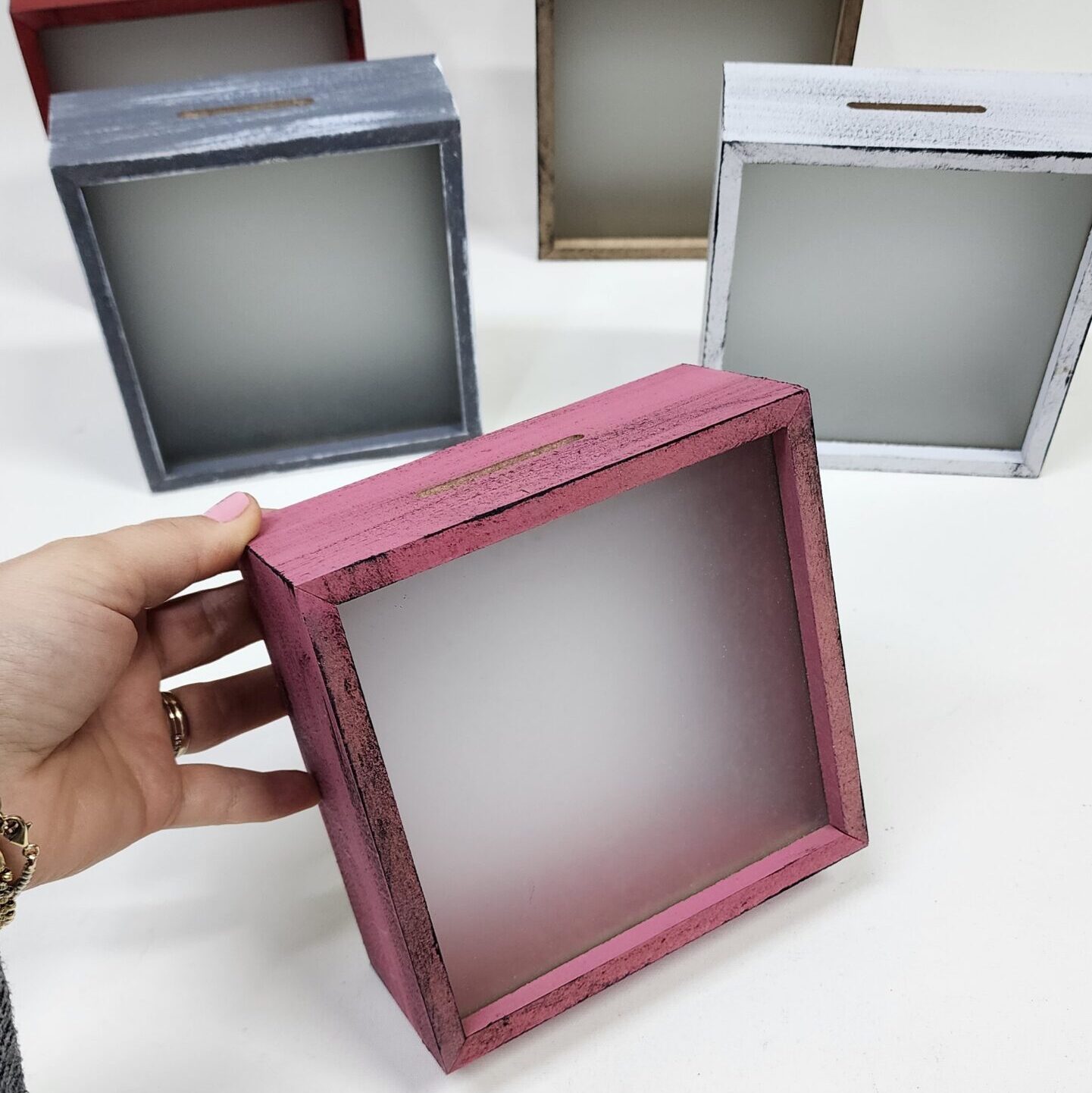 Kişiselleştirilebilir Ön Yüzü Buzlu Cam Ahşap Hazneli Pembe Kumbara