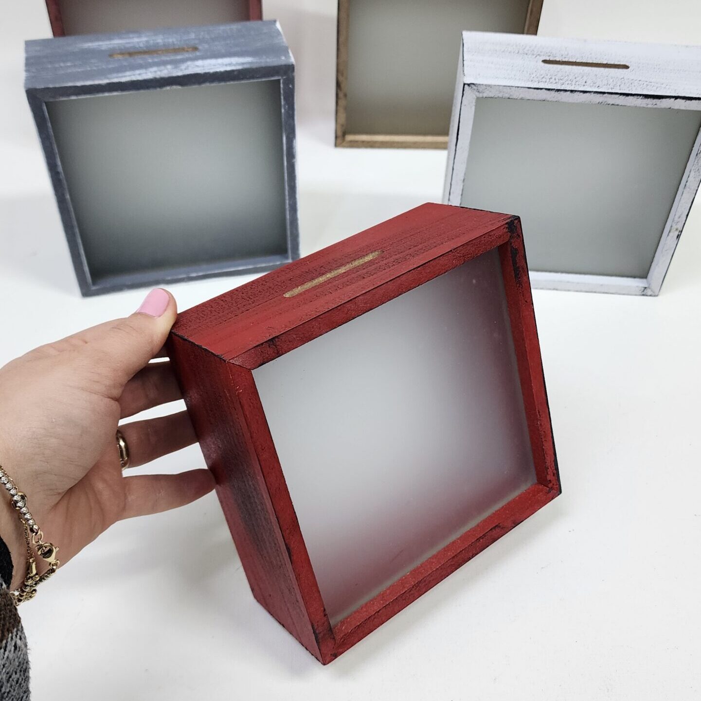 Kişiselleştirilebilir Ön Yüzü Buzlu Cam Ahşap Hazneli Kırmızı Kumbara